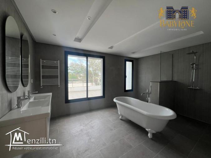 A louer une villa avec piscine à la soukra