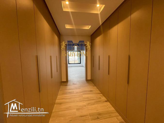 A louer une villa avec piscine à la soukra