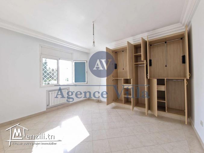 une villa s+5 à la marsa