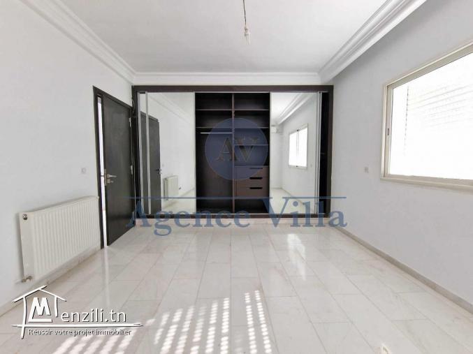 une villa s+5 à ain zaghouan nord