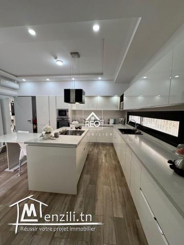 À Vendre : Luxieuse villa S+5 situé à La Soukra