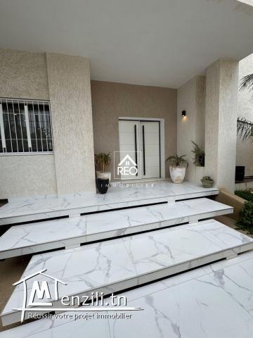 À Vendre : Luxieuse villa S+5 situé à La Soukra