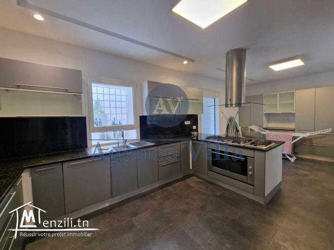 une villa s+4 à carthage avec piscine