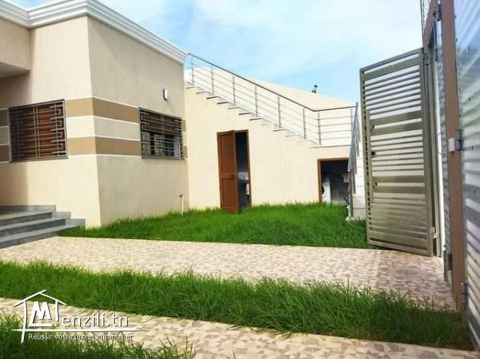 une villa avec piscine prés de la plage à el Haouaria