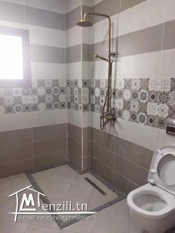 une villa avec piscine prés de la plage à el Haouaria