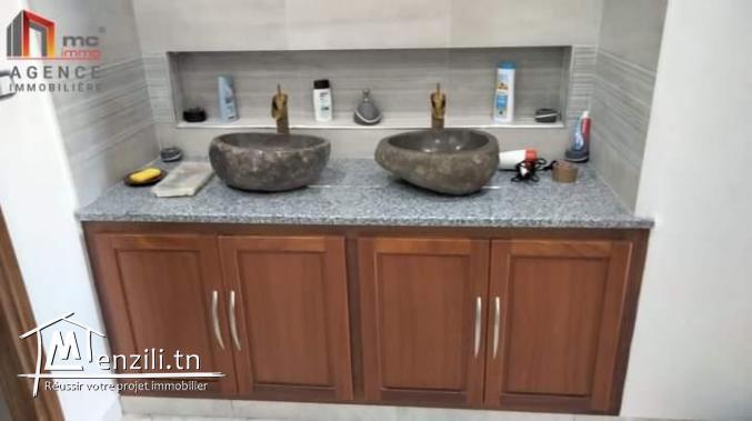 une villa avec piscine prés de la plage à el Haouaria