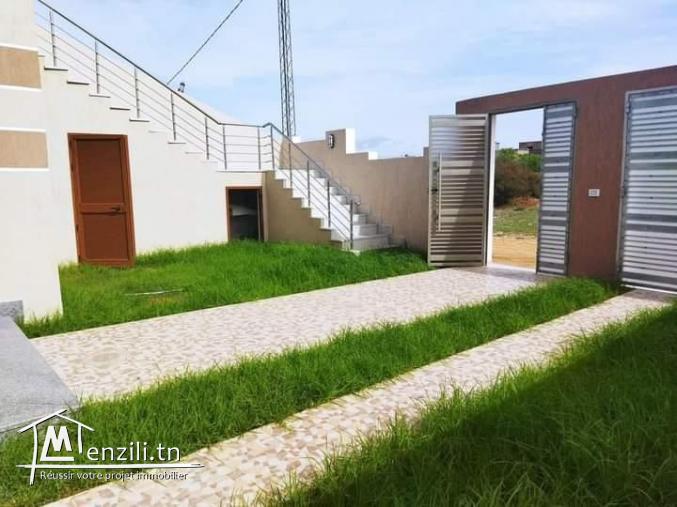 une villa avec piscine prés de la plage à el Haouaria