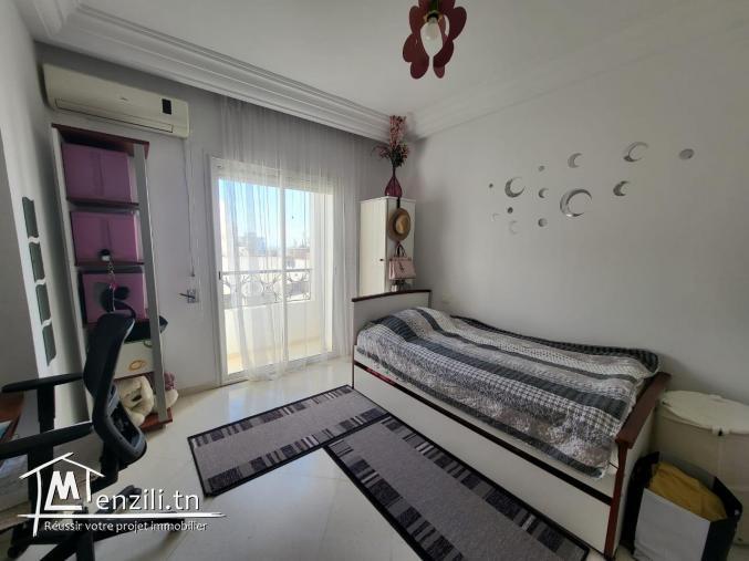 Opportunité Unique à Ennasr, Av. Borj Turki – Emplacement Stratégique, Charme et Luminosité !