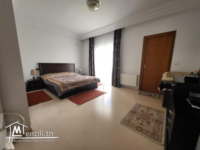 Opportunité Unique à Ennasr, Av. Borj Turki – Emplacement Stratégique, Charme et Luminosité !