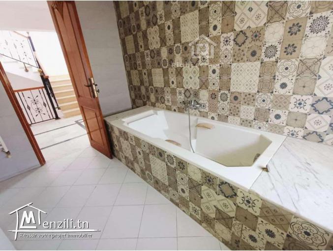 villa s+4 de 314 m² à louer   Mégrine coteaux