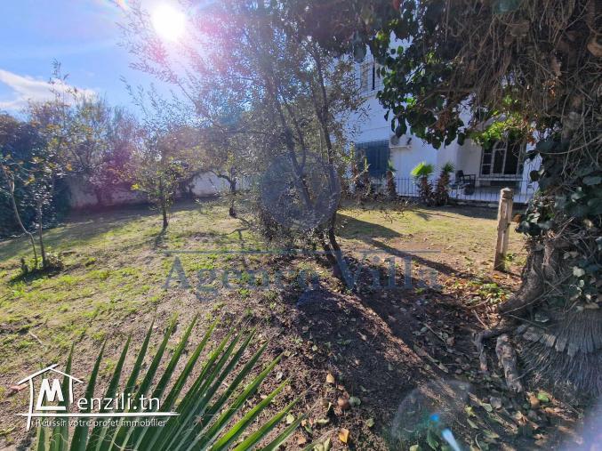 une grande villa à Carthage avec jardin