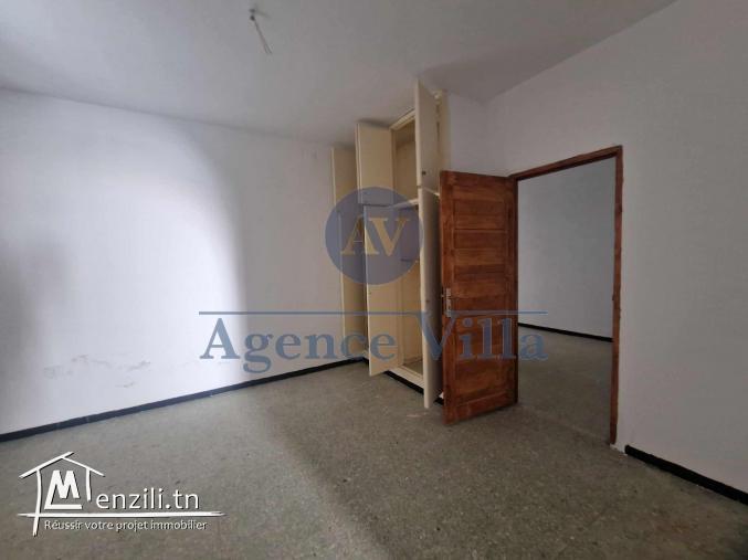 une villa sur deux niveaux à borj louzir