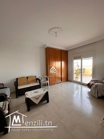 À VENDRE : Un spacieux appartement S+3 situé à Cité Wahat