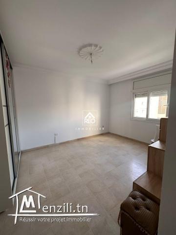 À VENDRE : Un spacieux appartement S+3 situé à Cité Wahat