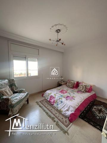 À VENDRE : Un spacieux appartement S+3 situé à Cité Wahat