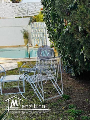 une grande villa avec jardin et piscine à cité les pins