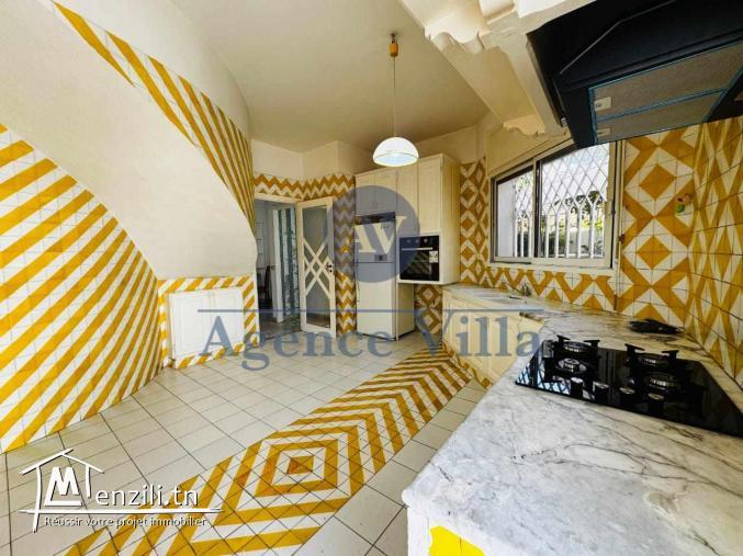 une grande villa avec jardin et piscine à cité les pins