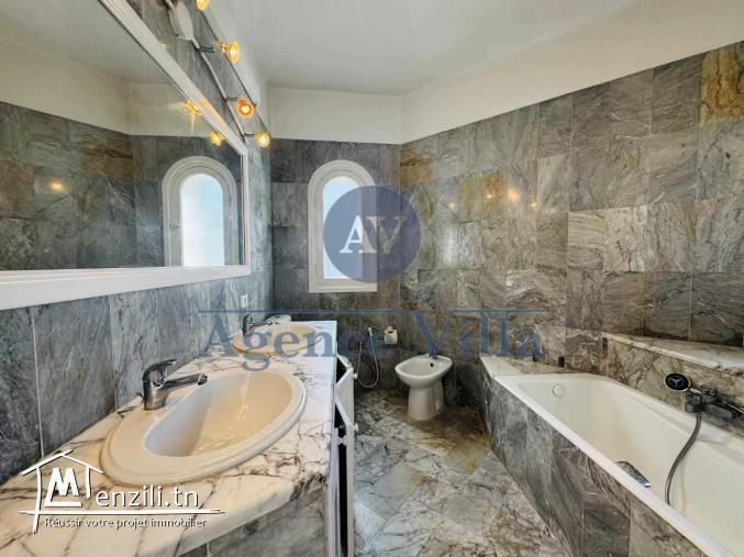 une grande villa avec jardin et piscine à cité les pins