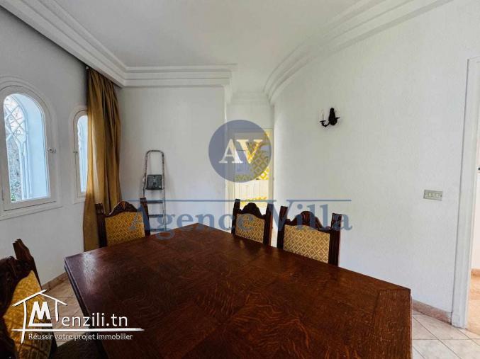 une grande villa avec jardin et piscine à cité les pins