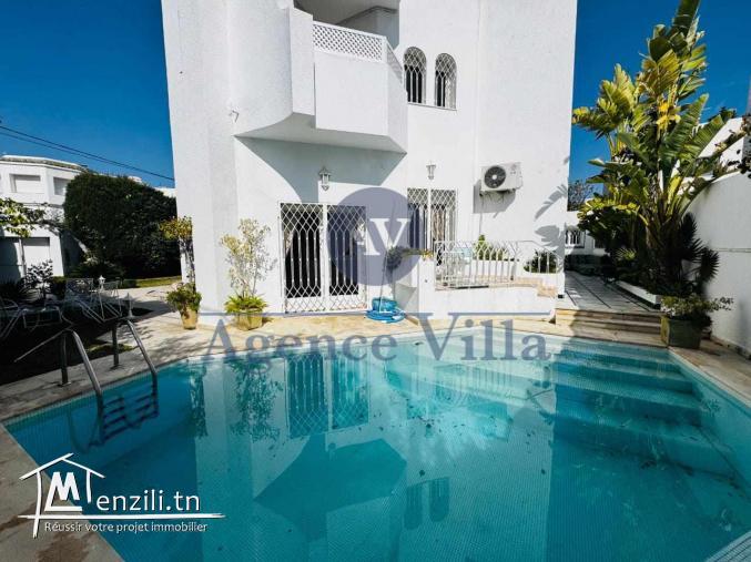 une grande villa avec jardin et piscine à cité les pins
