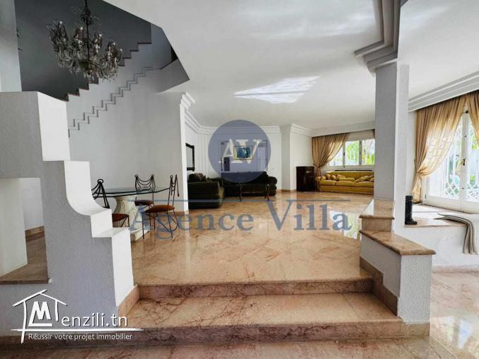 une grande villa avec jardin et piscine à cité les pins