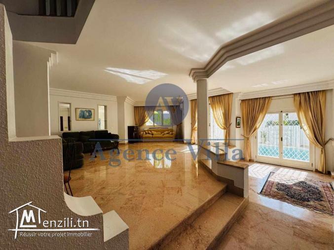 une grande villa avec jardin et piscine à cité les pins