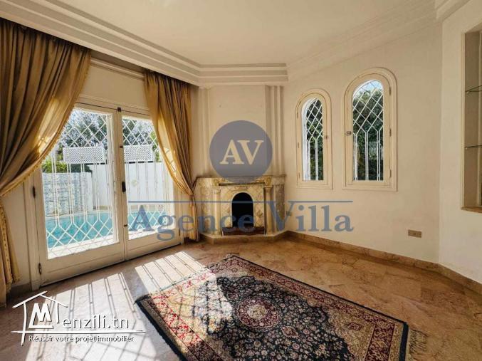 une grande villa avec jardin et piscine à cité les pins