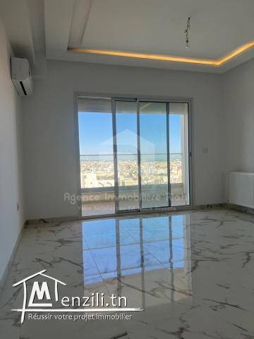 A VENDRE un appartement S+3 au 10°éme Situé à Sahloul 4
