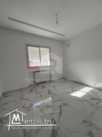 A VENDRE un appartement S+3 au 10°éme Situé à Sahloul 4