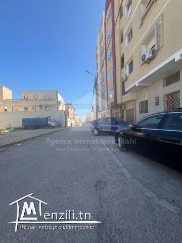 À Vendre un terrain  de 608m² situé à Khezama Ouest