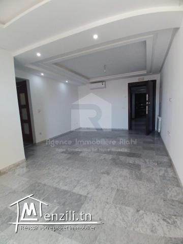 A vendre un appartement S+2 situé à Khezema Est