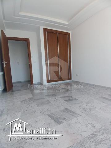 A vendre un appartement S+2 situé à Khezema Est