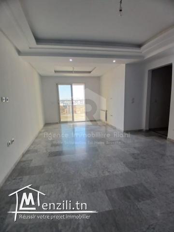 A vendre un appartement S+2 situé à Khezema Est