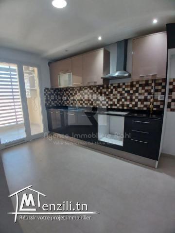 A vendre un appartement S+2 situé à Khezema Est