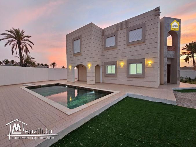 A vendre spacieuse villa avec piscine proche de mer à Djerba Midoun