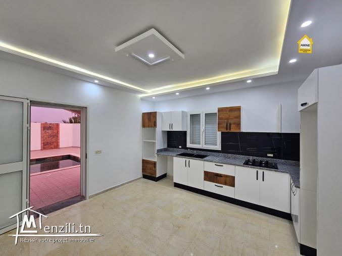 A vendre spacieuse villa avec piscine proche de mer à Djerba Midoun