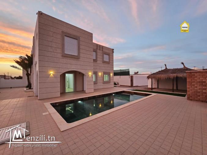 A vendre spacieuse villa avec piscine proche de mer à Djerba Midoun