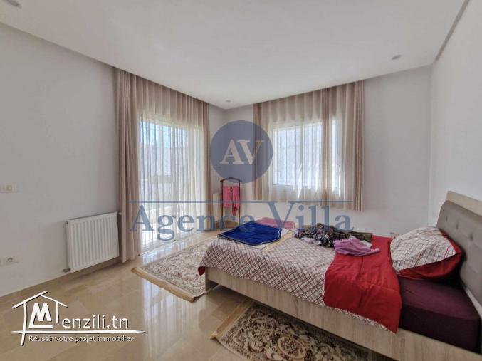 une villa s+4 avec piscine à la marsa