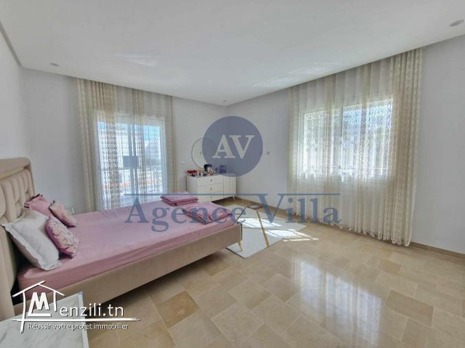 une villa s+4 avec piscine à la marsa