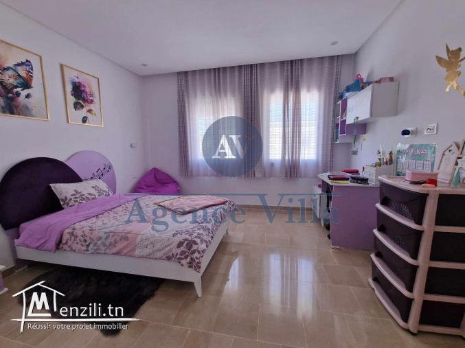 une villa s+4 avec piscine à la marsa