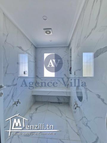 une villa s+4 avec piscine à la marsa