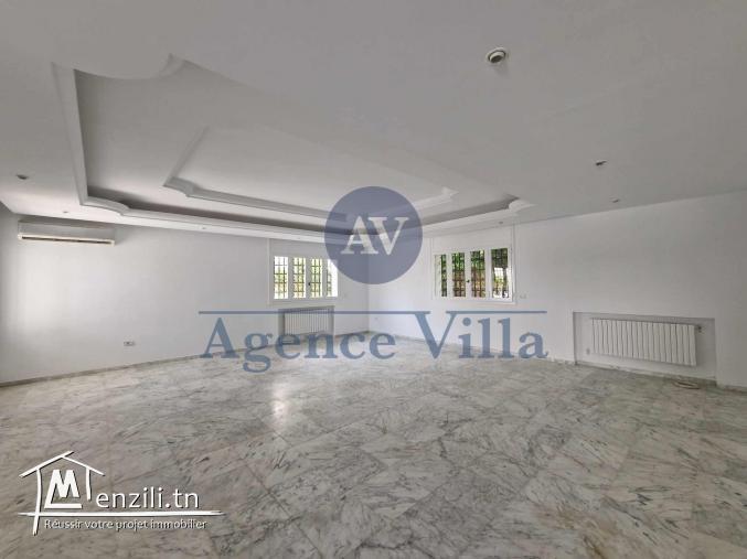 une villa s+4 à la marsa
