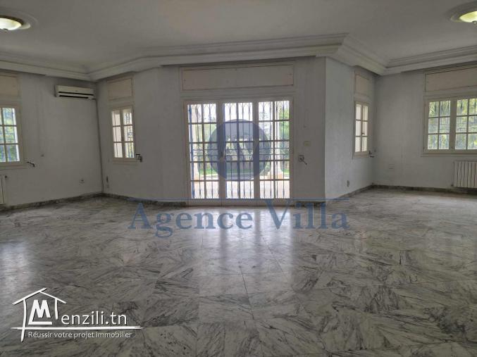 une villa s5 avec piscine à gammarth