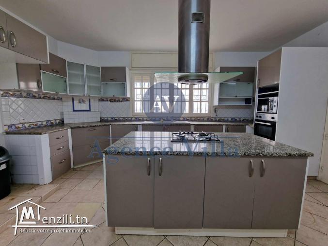 une villa s5 avec piscine à gammarth