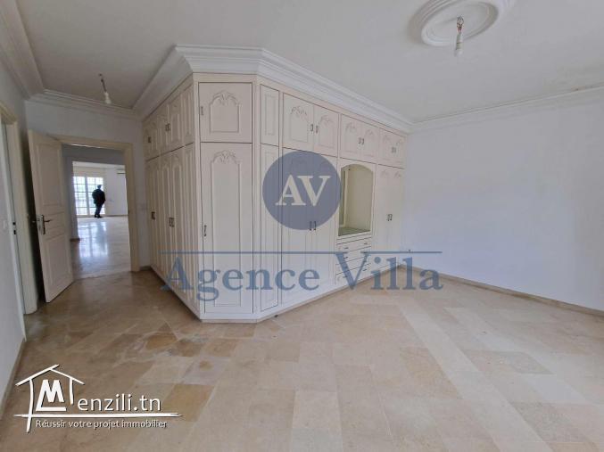 une villa s5 avec piscine à gammarth