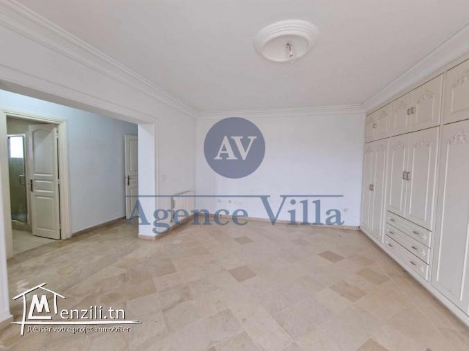 une villa s5 avec piscine à gammarth