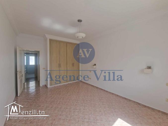 une villa s+5 avec piscine et jardin à la Marsa