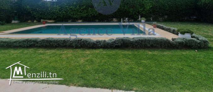 une villa s+5 avec piscine et jardin à la Marsa