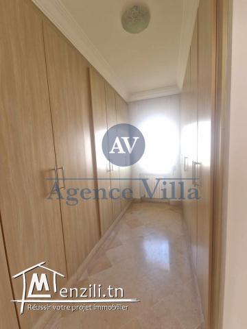 une villa s+5 avec piscine et jardin à la Marsa