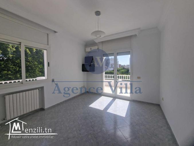 une villa s+5 avec piscine et jardin à la Marsa